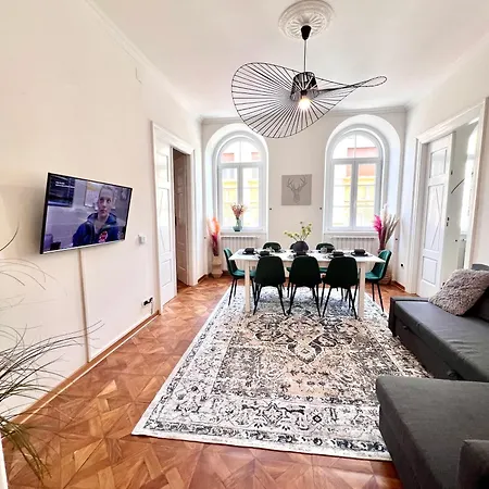 Mitteleuropa Private Parking Апартаменти